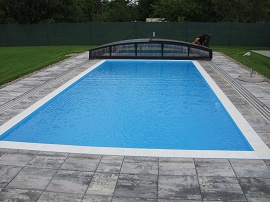 Blaue Schwimmbecken